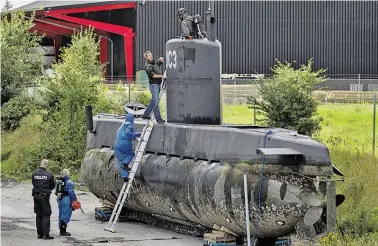  ?? BILD: SN/AP ?? 13. August 2017: Kriminalte­chniker sicherten Spuren an der „UC3 Nautilus“.