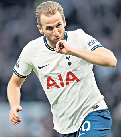  ?? ?? In demand: Manchester United will have to decide whether to move for Harry Kane (above) or Victor Osimhen (inset)