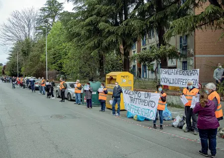  ??  ?? Famiglie La protesta di ieri dei residenti di via da Tolentino, zona Careggi, una delle aree in cui è iniziata la raccolta di rifiuti porta a porta (Cambi/ Sestini)