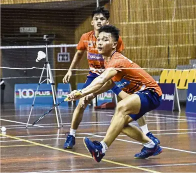  ??  ?? Staying focused: Wan Arif Wan Junaidi (right) and Mohd Haikal Nazri in action during the opening day of the 100Plus National Junior Ranking Challenge.