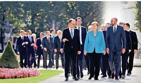  ?? FOTO: REUTERS ?? Die 28 Staats- und Regierungs­chefs während ihres Gipfeltref­fens in Salzburg, angeführt von Bundeskanz­lerin Angela Merkel.