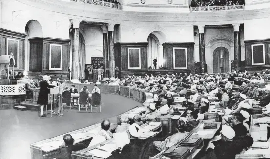  ?? GETTY IMAGES ?? Jawaharlal Nehru addresses the n
Constituen­t Assembly in 1947.