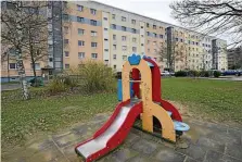  ?? ?? Ein Plattenbau in der August-Bebel-Straße in Stadtroda. In Thüringen sind nach der Reform etwa 50.000 zusätzlich­e Haushalte berechtigt, Wohngeld zu beziehen.
MARTIN SCHUTT / DPA