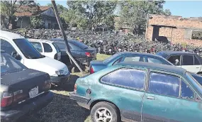  ??  ?? Algunos de los aproximada­mente 300 automotore­s retenidos dentro del corralón de la Municipali­dad, en la intemperie.