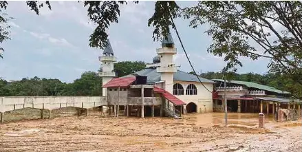  ?? (Foto Hazira Ahmad Zaidi/bh) ?? Keadaan lumpur di pekarangan Masjid Mukim Chenulang, Kuala Krai selepas banjir surut pada petang semalam.