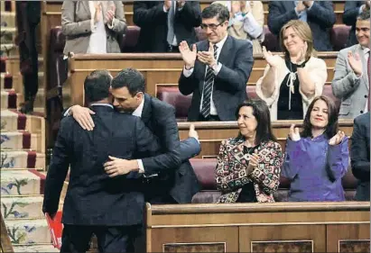  ?? JJ GUILLÉN / EFE ?? Pedro Sánchez abraza a José Luis Ábalos, después de que defendió la moción de censura del PSOE