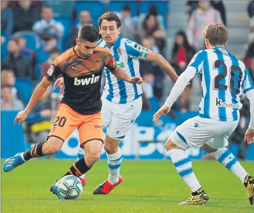  ?? FOTO: EFE ?? Ferran Torres en acción esta temporada en un partido ante la Real Sociedad, como casi siempre por la banda derecha del ataque valenciani­sta