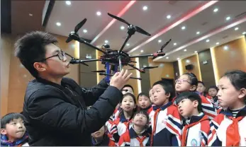  ?? HAO QUNYING / FOR CHINA DAILY ?? A technician introduces the working principle of unmanned aerial vehicles to students of Hanshan Experiment­al Primary School in Handan city, Hebei province.