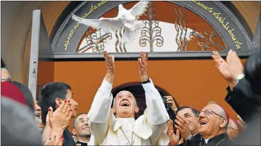  ?? AFP ?? PALOMA. El Pontífice se reunió con peregrinos católicos iraquíes y sirios, que hablan arameo.