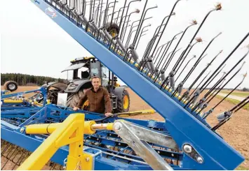  ??  ?? „Mir würde es grauen, wenn ich wieder mit der Spritze rausfahren müsste“, sagt Alfred Hausmann. Doch das kommt auch nicht mehr infrage. Der Landwirt hat seine Feldspritz­e verkauft. Jetzt bekämpft er das Unkraut mit einem Striegel.