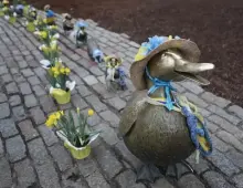  ?? ?? THEIR EASTER BEST: The Make Way for Ducklings statues in the Public Garden are decked out for Easter on Sunday.