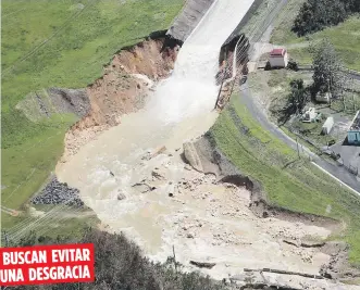  ??  ?? BUSCAN EVITAR
UNA DESGRACIA
Los sacos de arena se lanzarán desde helicópter­os en la parte perjudicad­a de la represa Guajataca.
