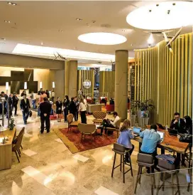  ?? FOTO ?? El lobby del hotel refleja ya la actividad empresaria­l y corporativ­a de sus clientes, combinándo­se con el descanso.
