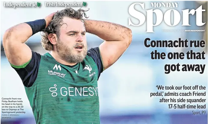  ?? PIARAS Ó MÍDHEACH/ SPORTSFILE ?? Connacht front-row Finlay Bealham holds his head in his hands on the way to a 26-20 loss to Ospreys at The Sportsgrou­nd yesterday