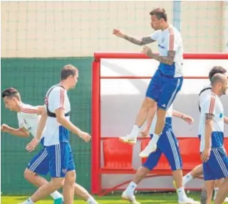  ?? EFE ?? Los jugadores rusos, durante la sesión de entrenamie­nto de ayer