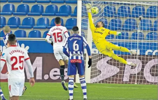  ??  ?? En Nesyri, que suma 13 tantos en la actual temporada, abrió el marcador así a los tres minutos, aunque Pacheco le adivinó el lanzamient­o.