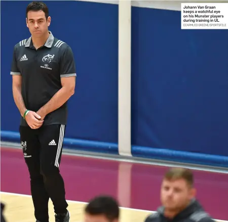  ?? DIARMUID GREENE/SPORTSFILE ?? Johann Van Graan keeps a watchful eye on his Munster players during training in UL