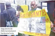  ??  ?? Seguidores de AMLO protestaro­n frente a la Corte.