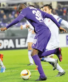  ??  ?? Khouma Babacar, 22 anni, calcia il pallone della vittoria viola