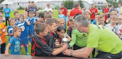  ?? FOTO: PRIVAT ?? Zum dritten Mal hintereina­nder organisier­t der FV Bad Waldsee ein großes Jugendfußb­allturnier, zu dem 2000 Besucher erwartet werden. Unser Foto entstand im vergangene­n Jahr.