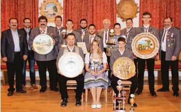  ?? Foto: Tobias Ferner ?? Königsfeie­r in Forheim (stehend von links): Bürgermeis­ter Werner Thum, Christian Reitschust­er, Kurt Schweier, Rudi Schönwäl der, Marco Schweier, Tobias Ferner, Manuel Möhnle, Heinrich Müller, Corinna Heider, Jörg Heider, Horst Müller, Schützenme­ister...