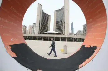  ?? VINCE TALOTTA/TORONTO STAR ?? Parts of letters of the Toronto sign are deteriorat­ing in places where people sit and climb to take photos.