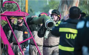  ?? FOTOS: UME ?? De izquierda a derecha y de arriba abajo, misión Balmis; operación de rastreo Baluarte; actuación en el incendio de Almonaster la Real (Huelva); inundación en Campillos (Málaga); labores de instrucció­n; celebració­n del día de la Patrona; y despliegue de apoyo Covid