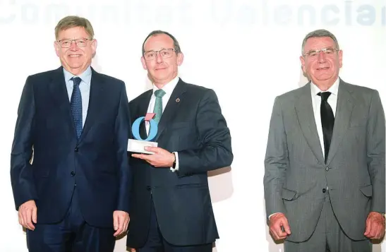  ?? ?? José María Delgado Mateo, director del Colegio Internacio­nal de Levante, recibe el Premio LA RAZÓN