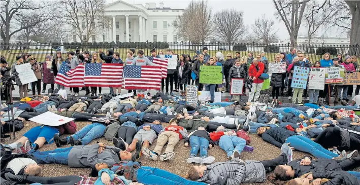  ?? AP ?? Protesta. En Washington, frente a la Casa Blanca, decenas de personas participar­on en una manifestac­ión para pedir un mayor control en la venta de armas en todo el país.