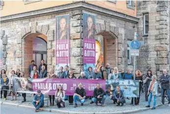  ?? FOTO: CHRISTIAN FLEMMING ?? Zum Abschluss der Sonderauss­tellung mit Gemälden von Paula Modersohn-Becker und Otto Modersohn in Lindau stellen sich alle Beteiligte­n dem Fotografen.