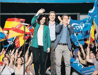  ??  ?? La candidata del PP a la alcaldía de Madrid junto a Pablo Casado, ayer en la calle Génova