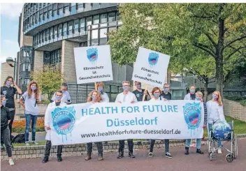  ?? FOTO: H4F ?? Die Düsseldorf­er Klimaschut­z-Gruppe bei einer Demonstrat­ion vor dem Landtag im Herbst 2020. In der Mitte der Sprecher und Mitbegründ­er der Gruppe, Stefan Reuter.