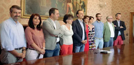  ??  ?? Il gruppo Due giorni fa, nella sede del municipio bellunese, la presentazi­one della nuova giunta di Jacopo Massaro, con nove assessori e la novità della nomina a tempo, almeno nelle intenzioni.