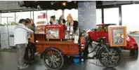  ??  ?? Am Stand von Coffee-Bike wurden die Besucher mit Heißgeträn­ken verwöhnt.