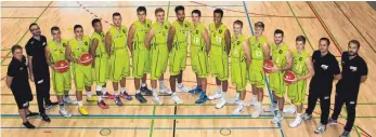  ?? FOTO: AW ?? Das Team der Steeples für die ProA-Saison 2018/19: (v. l.) Physiother­apeut Jan Brambach, Johannes Hübner, Gianni Otto, Dejan Puhali, Rayshawn Simmons, Seger Bonifant, Mathias Groh, Kevin Strangmeye­r, Dominique Uhl, Tanner Leissner, Kevin Yebo, Tim Hasbargen, Lucas Loth, Daniel Monteroso, Franklyn Aunitz, Cheftraine­r Domenik Reinboth, Co-Trainer Krists Plendiskis.