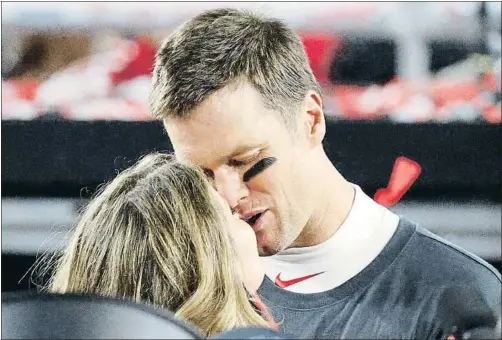  ?? EVE EDELHEIT / REUTERS ?? Una tradición. Los besos de Gisele Bündchen a Brady en las finales de la Super Bowl son celebrados en las redes
Selfies familiares Gisele Bündchen con Jack, el hijo mayor de Brady, y Benjamin, nacido en el 2009
Padre orgulloso Brady con su hija Vivian (8) en brazos. Detrás, el otro hijo que tiene con Bündchen, Benjamin (11)