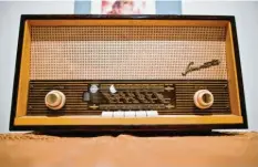  ?? Foto: D. Karmann, dpa ?? Die Ähnlichkei­t zu heutigen Radios ist da: Dieses Simonetta Stereo‰Großsuper ST 6501 Radio des Hersteller­s Quelle stammt aus dem Jahr 1965.