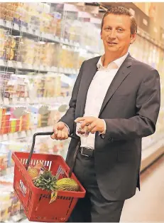  ?? FOTO: DPA ?? Rewe-vorstandsc­hef Lionel Souque in einem der Supermärkt­e der Kölner Handelsgru­ppe.