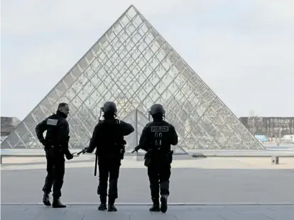  ??  ?? Französisc­he Polizisten sicherten unmittelba­r nach der Attacke das Gelände vor dem Pariser Louvre.