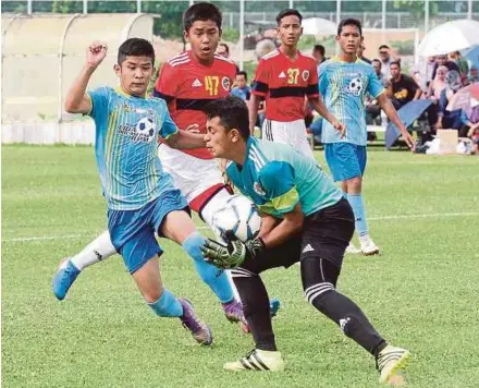  ??  ?? SMK Mutiara Impian and SMK Seri Kota players in action in the semi-finals of the KPM-FAM Under-17 League on Saturday.