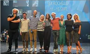  ??  ?? L’équipe d’«Une belle histoire» a reçu le prix de la meilleure série longue.