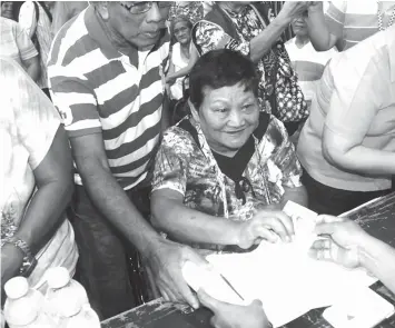  ?? FILE PHOTO ?? Senior citizens in Mandaue City line up to claim their financial assistance from the city government in this photo taken August last year. The city government has announced that it is allowing dead senior citizens within a certain period to receive...