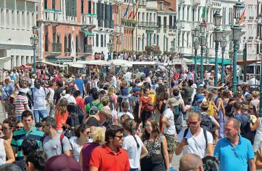  ?? L’invasione ?? Venezia è invasa ogni anno da milioni di turisti e le strutture ricettive, soprattutt­o b&amp;b, si moltiplica­no