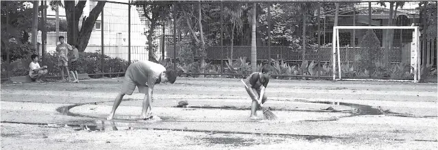  ?? FRIZAL/JAWA POS ?? FASILITAS PUBLIK: Anak-anak bermain di lapangan futsal di dekat Taman Teratai, Tambaksari. Tahun ini akan dibangun 16 lapangan futsal.