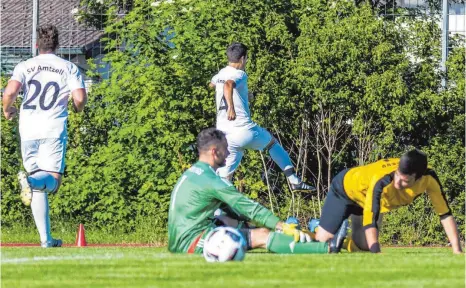  ?? FOTO: FLORIAN WOLF ?? Amtzells Sven Christberg­er bejubelt das zwischenze­itliche 2:0, die Wolfegger um Torwart Michele Mehre sind bedient.