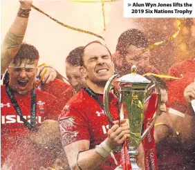  ??  ?? > Alun Wyn Jones lifts the 2019 Six Nations Trophy