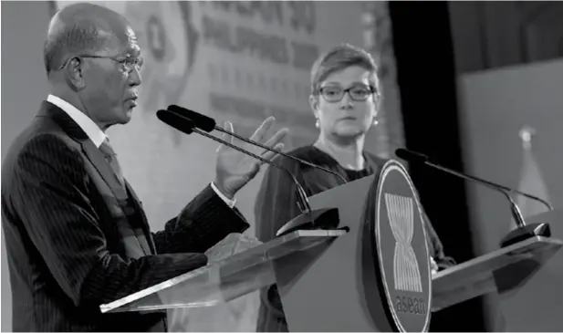  ?? (AFP) ?? MANILA. Philippine­s Defence Minister Delfin Lorenzana (L) and Australia's Defence Minister and Senator Marise Ann Payne (R) issue a statement during the Philippine-Australia Defence Ministers' joint press conference on the sideline of the 11th...