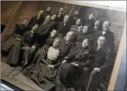  ?? GENE WALSH — DIGITAL FIRST MEDIA ?? Photo of descendant­s of Edward and Elizabeth Morgan who owned the historic Morgan Log House in Towamencin.