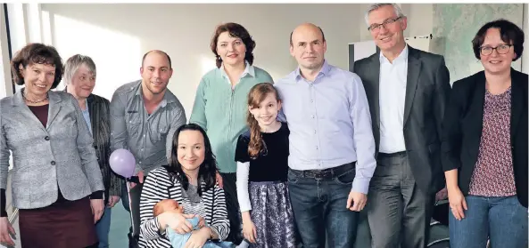  ?? FOTO: STADT RATINGEN ?? Bürgermeis­ter Klaus Pesch (2.v.r.) feierte mit den ersten Babys 2009 und 2019 das Babybegrüß­ungprojekt­es: Leonie (10) mit ihren Eltern Swetlana und Karl Friz sowie Baby Finn mit Mutter Al`Ona Kirnos und Vater Patrick Joisten freuten sich mit Sabine Klocke (r., Abteilungs­leiterin Jugendamt) sowie Barbara Sorgnitt (l.,Frühe Hilfen) und Sozialarbe­iterin Heidrun Kuzorski.