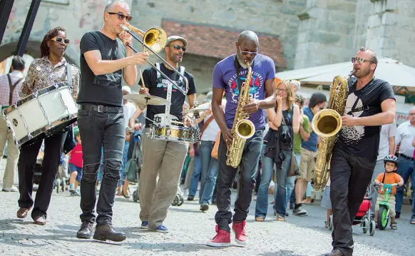  ??  ?? Artisti Les Faux Frères in concerto tra le vie di Bressanone, una precedente edizione del Sudtirol Jazz Festival
